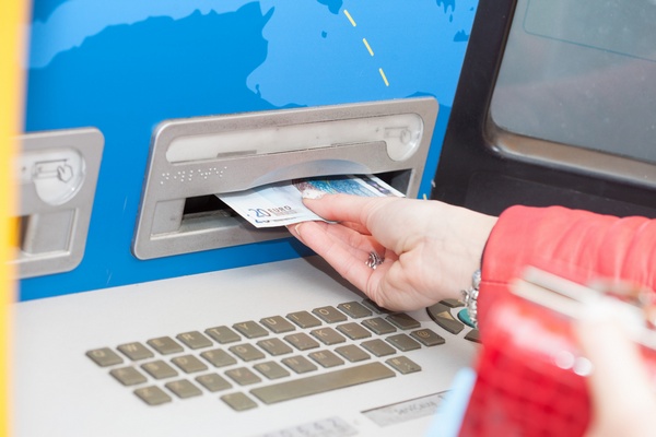 Как пополнить баланс кредитной карты через банкомат?